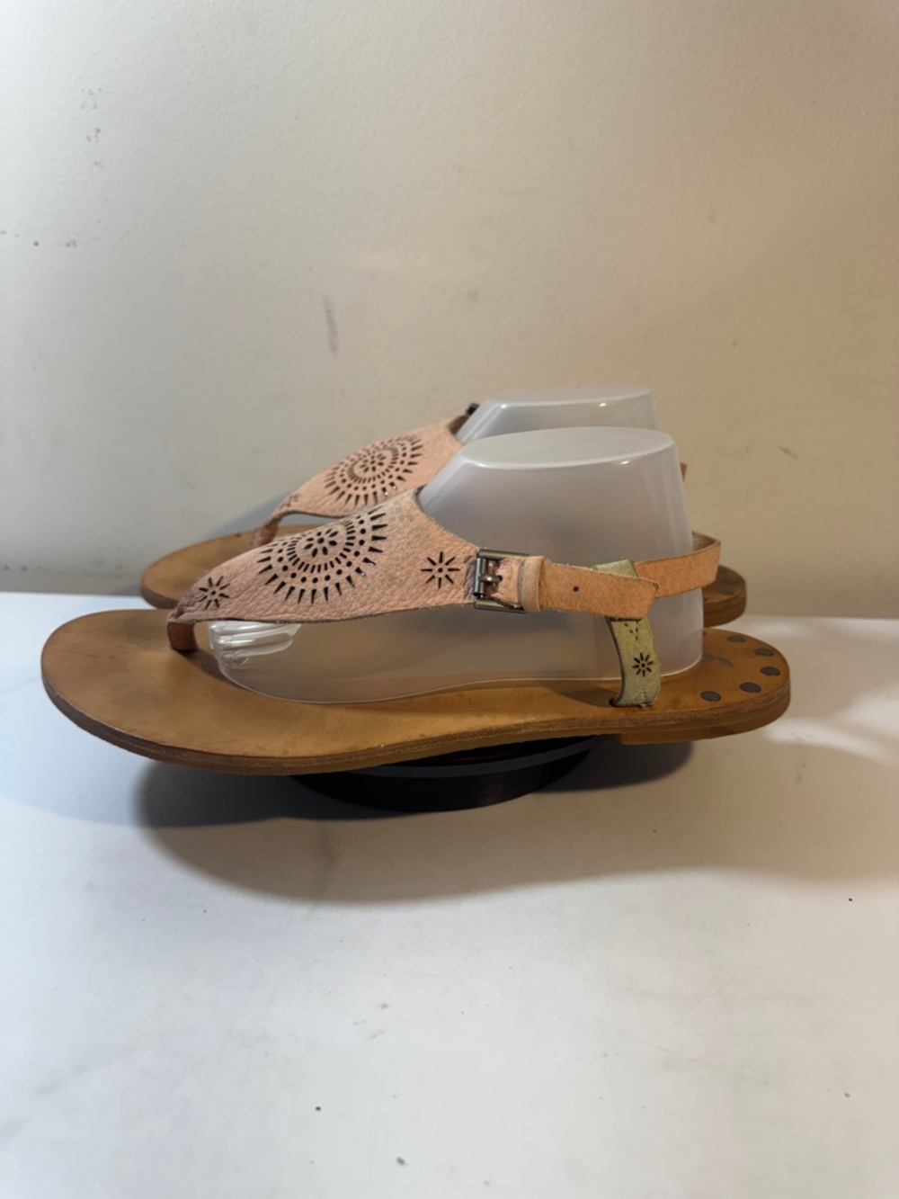 Koolaburra by UGG Farren Peach Laser-Cut Leather Thong Sandals - Women’s Size 8